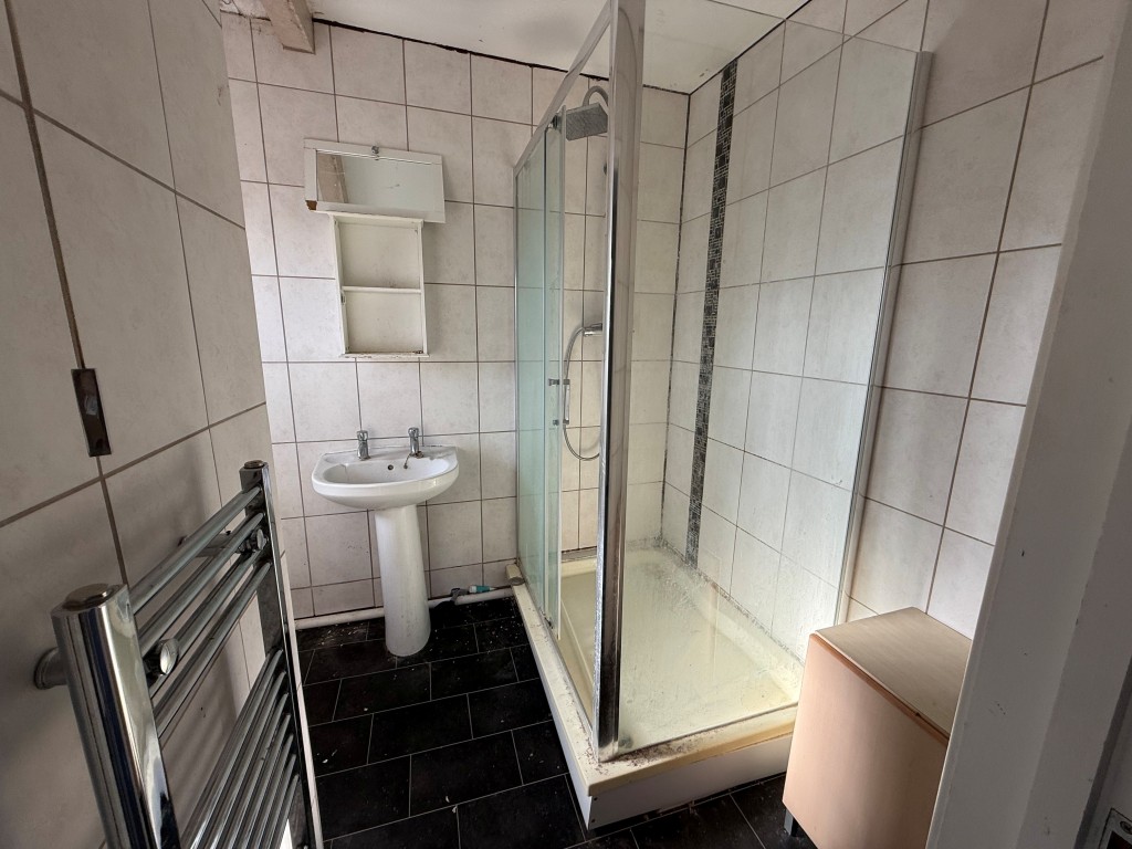 Lot: 173 - THREE-BEDROOM TERRACED HOUSE FOR REFURBISHMENT LOCATED IN A CUL-DE-SAC - Tiled ensuite with shower, radiator and sink